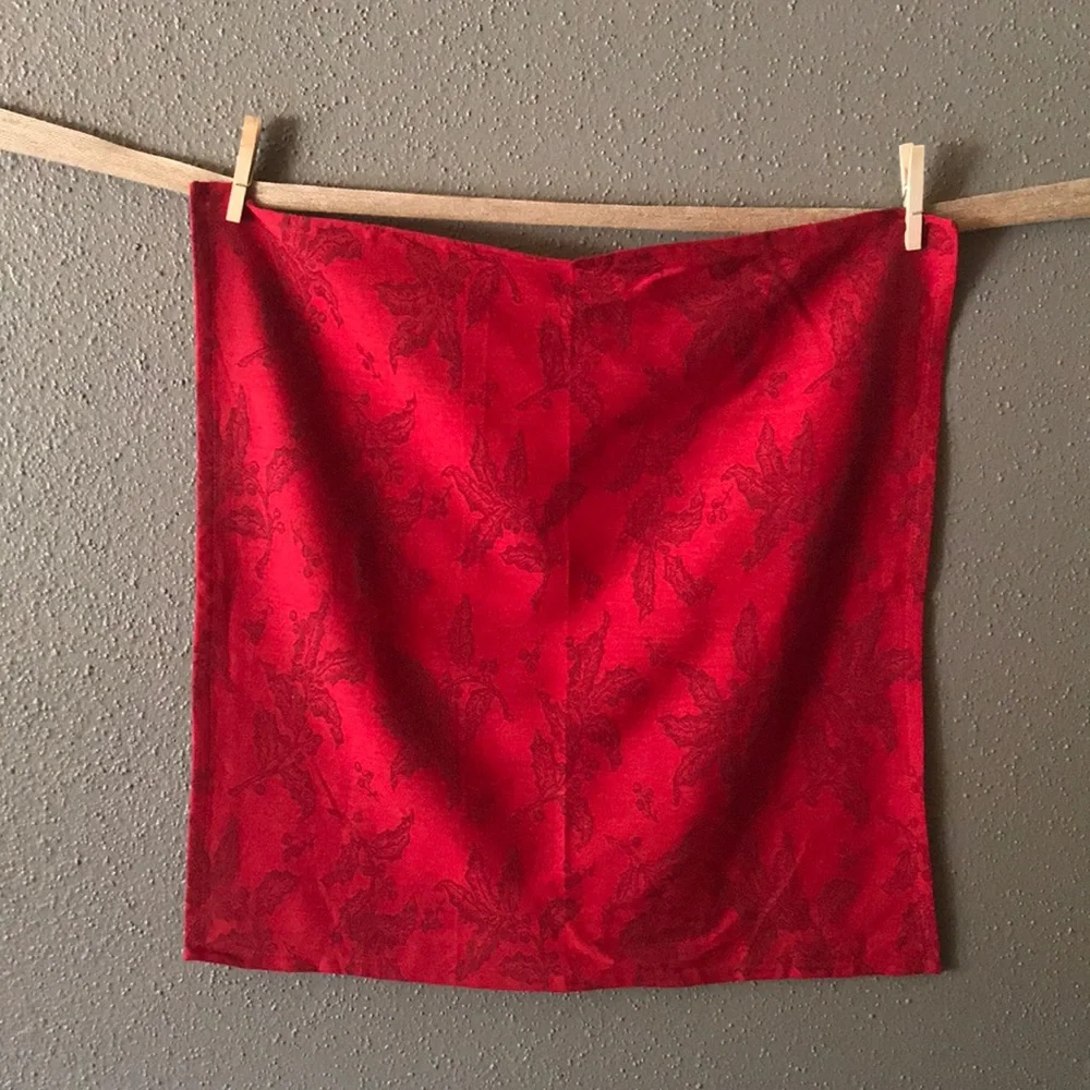 Crate & Barrel Holly Leaf Napkins - Picture 7 of 9